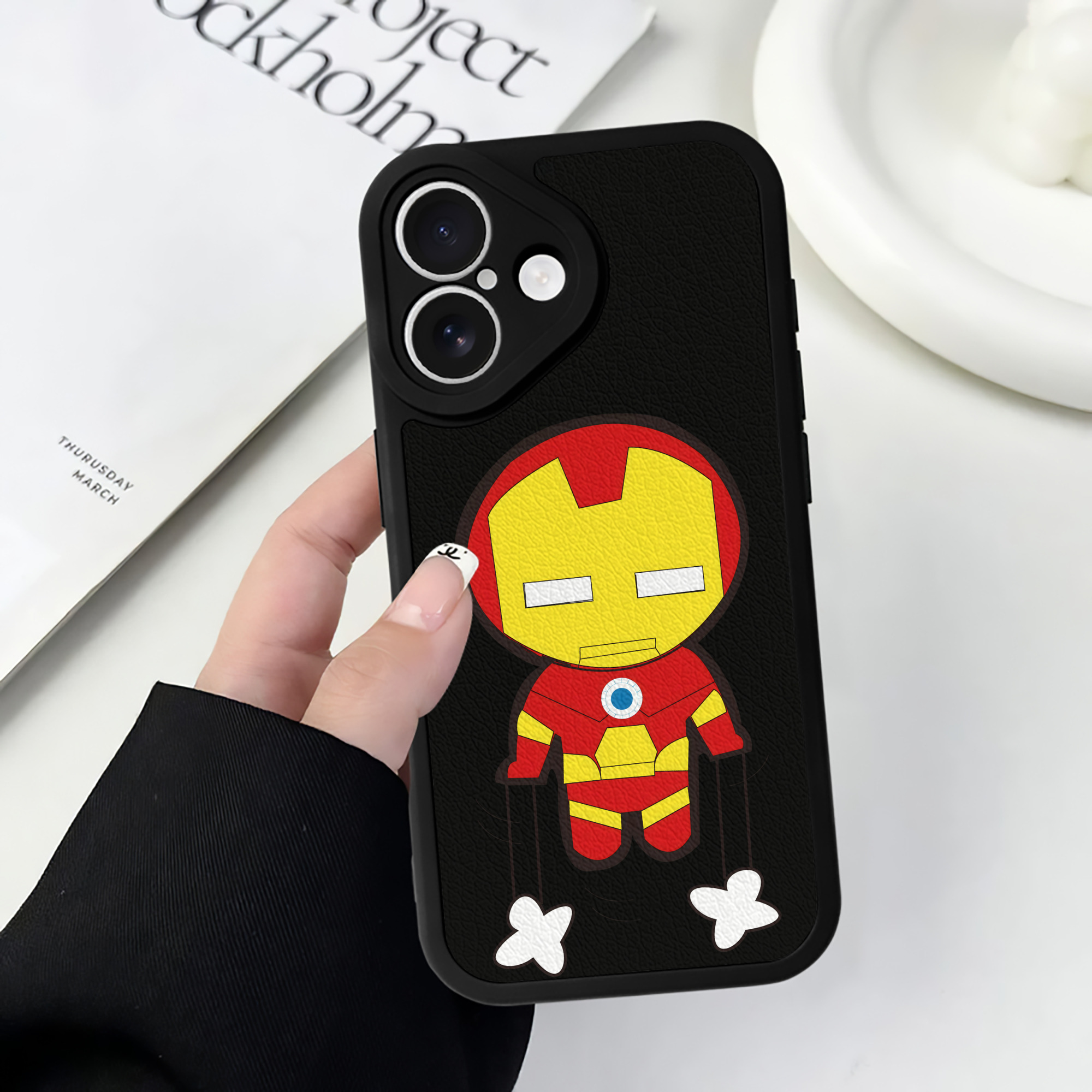 （画像用） アベンジャーズ The Avengers 【iPhone 16シリーズ対応】シリコンスマホケース（レザー調） 材質：シリコン
